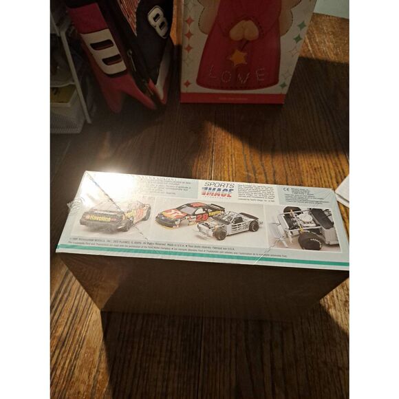 Vintage 1991 Monogram Davy Allison Ford Thunderbird NASCAR Model Race Car Kit - Picture 4 of 5